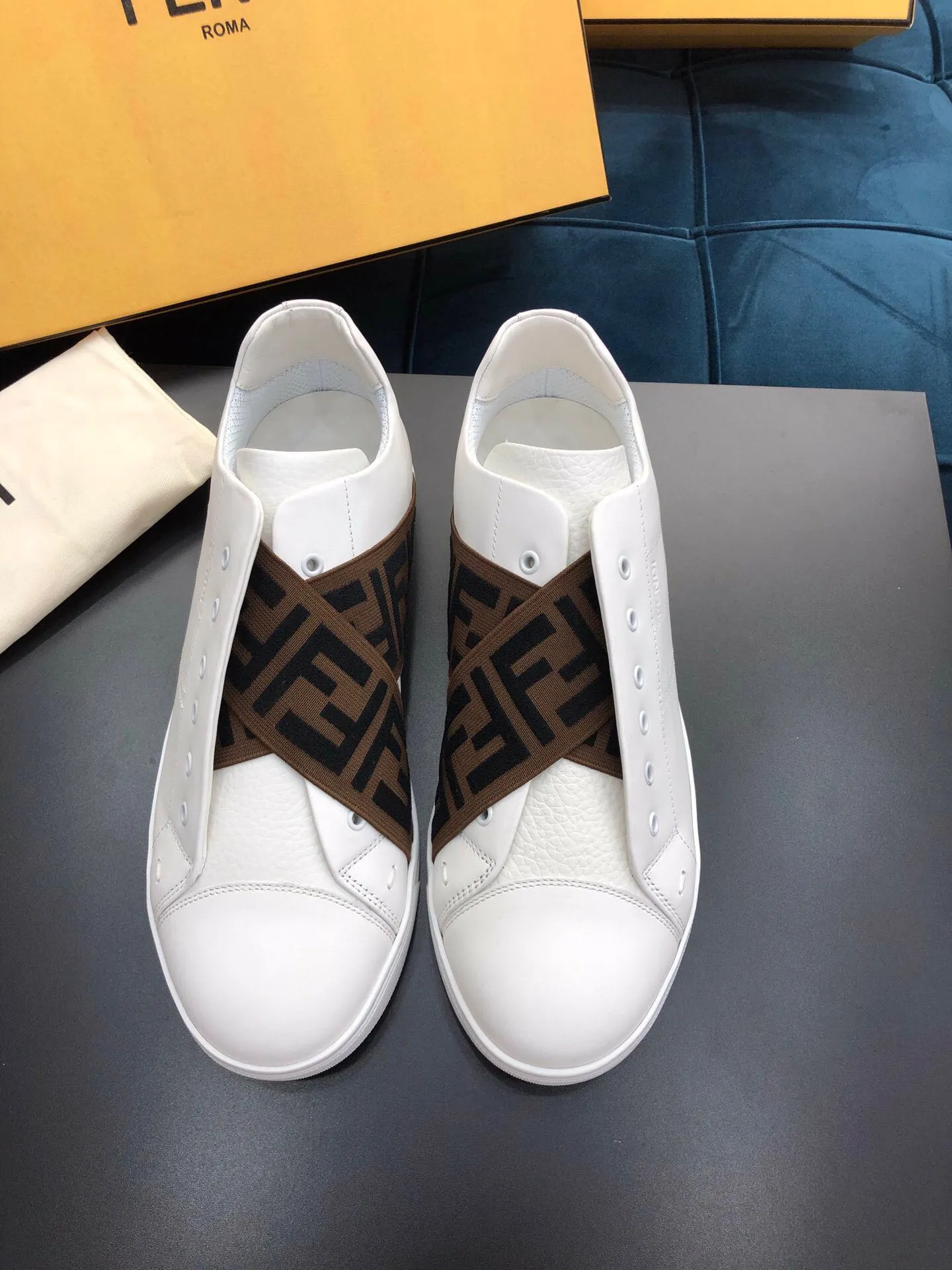 ¥380[Sun]FENDI Fendi classic comfortable men's slip-ons, this sophisticated sneaker is handmade from soft calfskin. Mesh inner surface, ultra-light rubber material and rough outsole. This unique thin style is suitable for the casual and exquisite sensibility of this season. It is comfortable and natural on the feet. It is an everyday style for spring and autumn leisure travel! 38/45